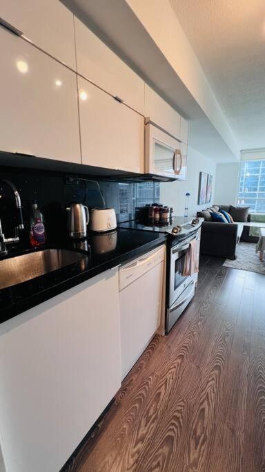 Stylish 1Br And Den - Cn Tower -5 Min Apartment Toronto Luaran gambar