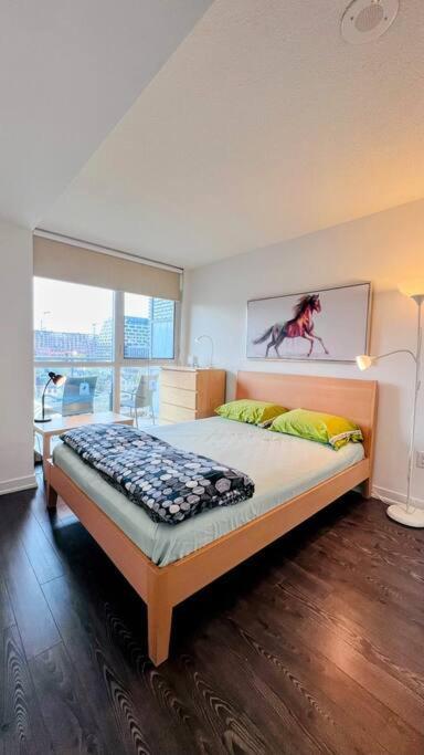 Stylish 1Br And Den - Cn Tower -5 Min Apartment Toronto Luaran gambar