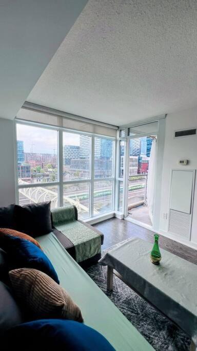 Stylish 1Br And Den - Cn Tower -5 Min Apartment Toronto Luaran gambar