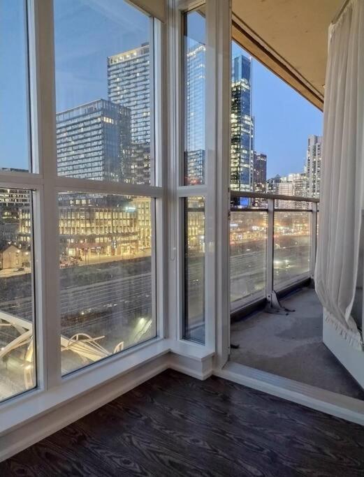 Stylish 1Br And Den - Cn Tower -5 Min Apartment Toronto Luaran gambar